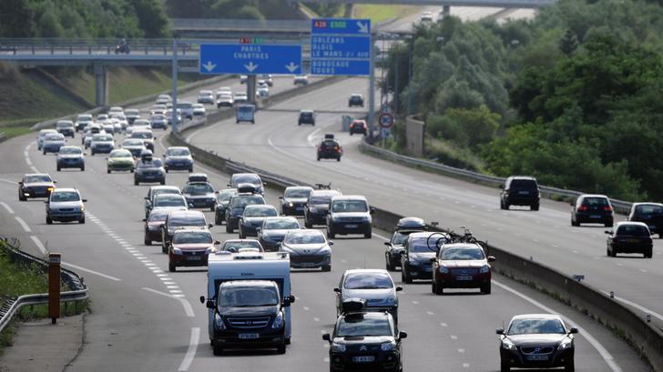 Voiture sur autoroute après un freinage brutal