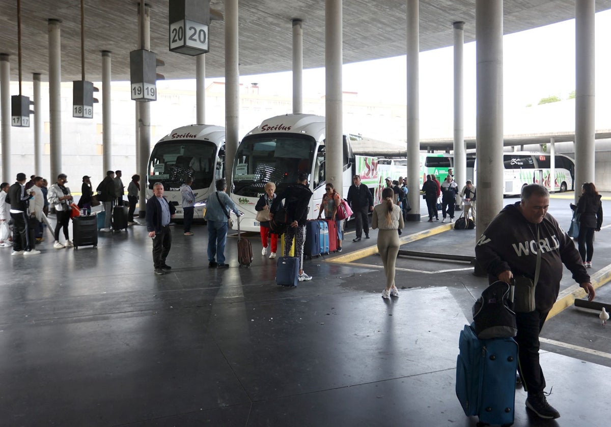 Passagers descendant de bus à Cordoue
