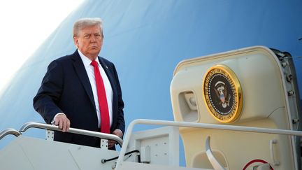Donald Trump montant à bord d'Air Force One