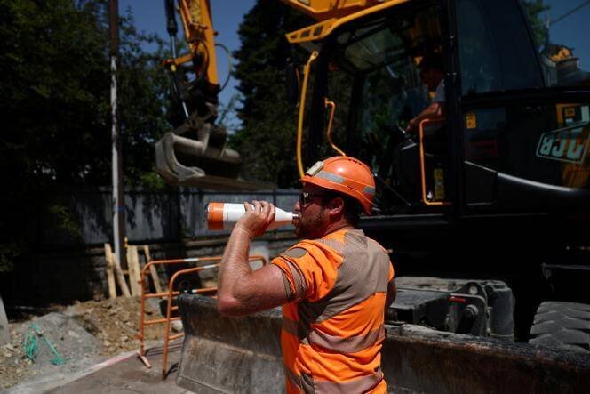 Ouvrier se désaltère pendant une canicule à Nantes