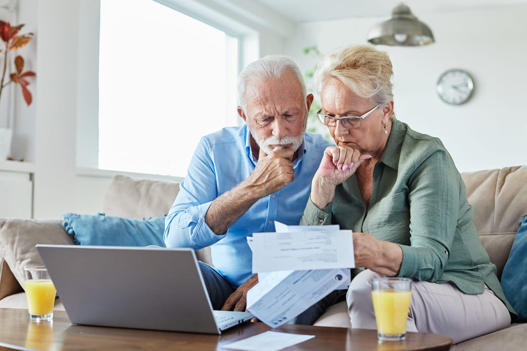 Retraités discutant des pensions et retraite