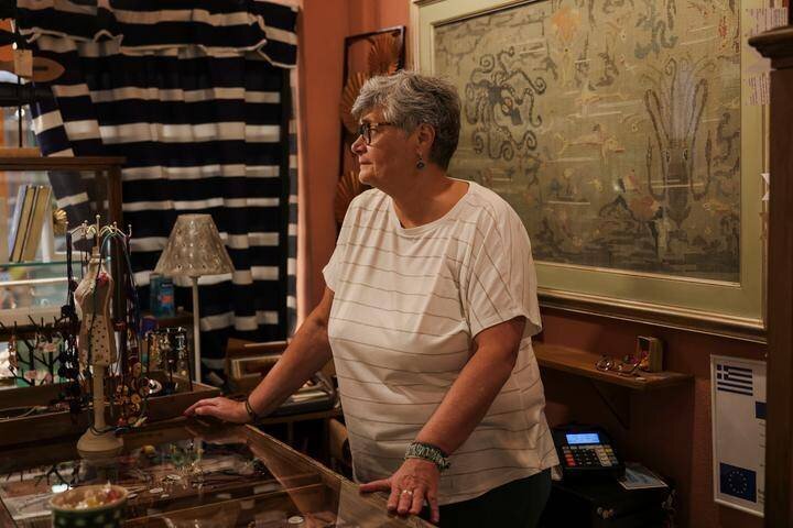 Katerina Grapsa dans sa boutique à Athènes