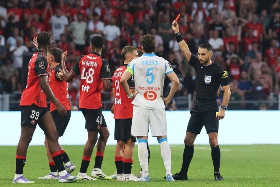 Expulsion d'Abdelhamid Aït Boudlal pendant le match