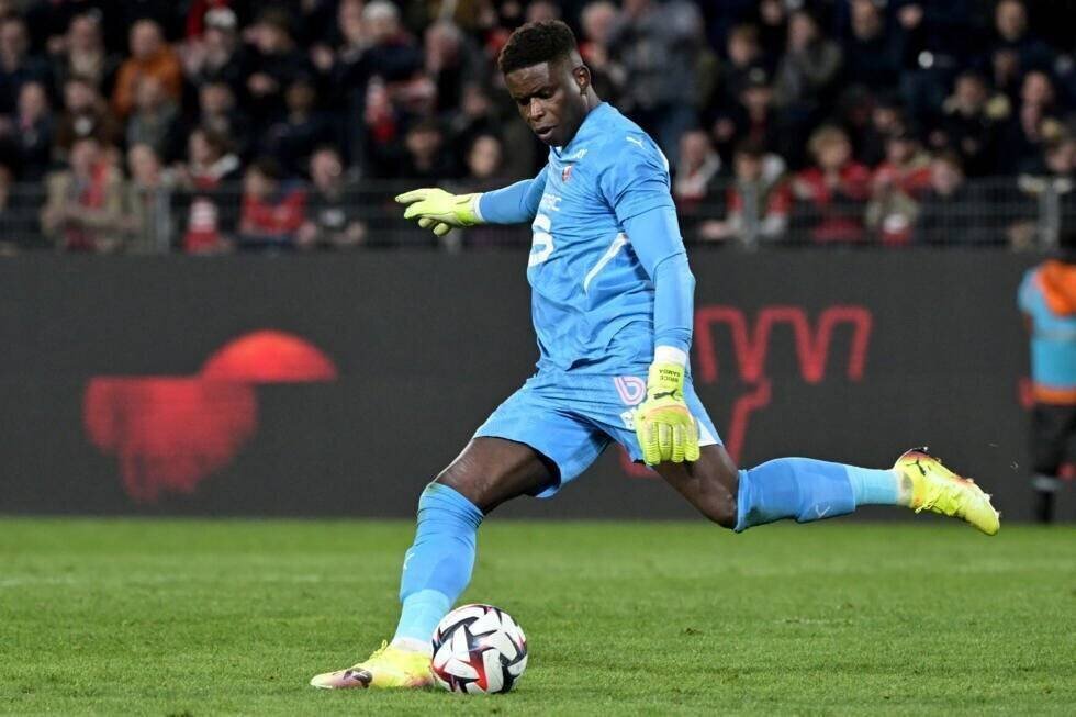 Action de jeu et intervention défensive durant le match