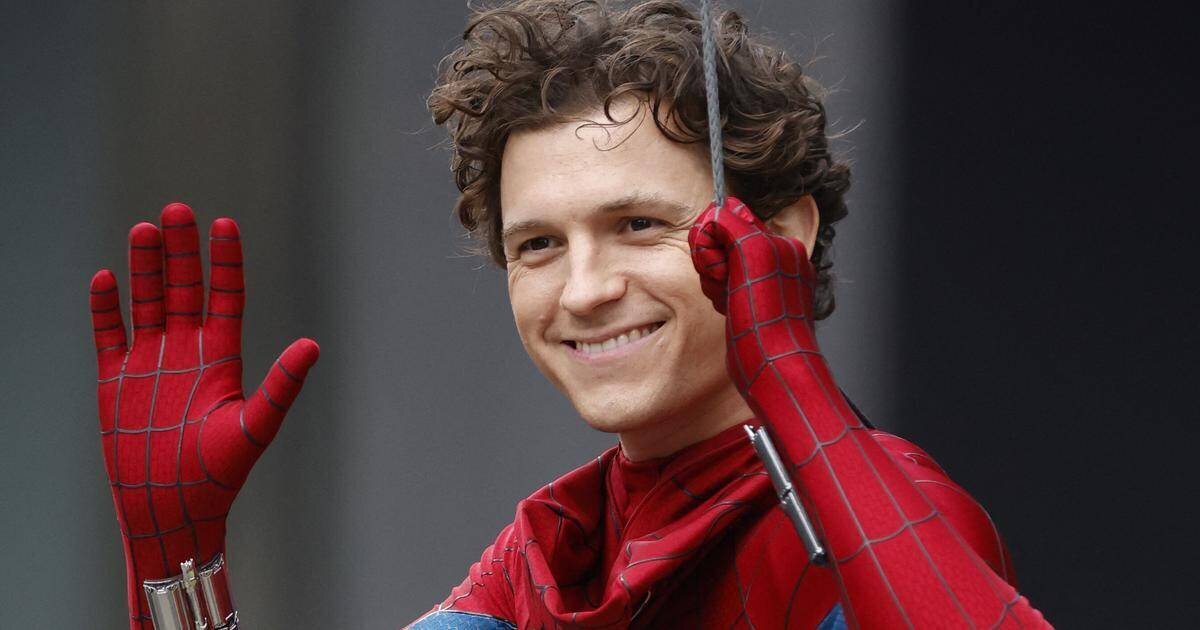 Tom Holland en costume de Spider-Man à Glasgow