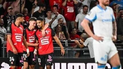 Joueurs rennais célébrant but Ludovic Blas