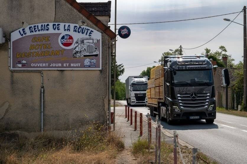 Poids lourds devant le Relais de la Route
