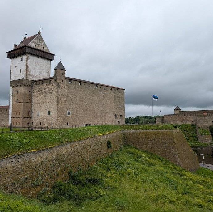 Fort Hermann face à Ivangorod sur le Narva