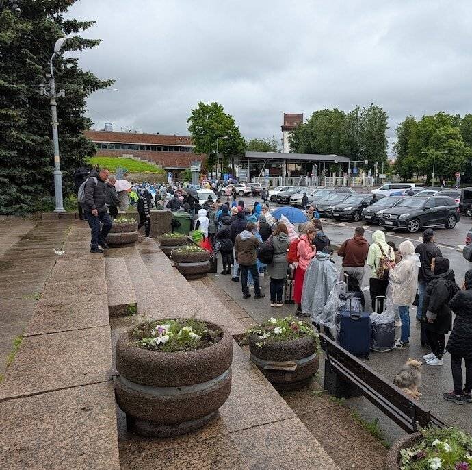 Personnes attendant à la frontière de Narva