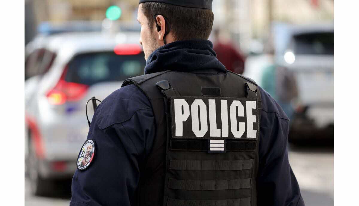 Drapeau français affublé du signe SS accroché à un balcon