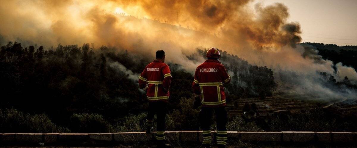Pompier portugais sur le terrain pendant les feux de forêt