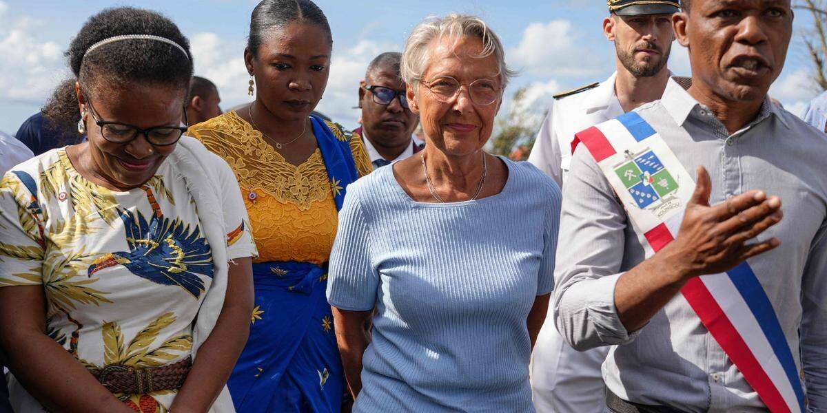 Des classes modulaires devant une école à Mayotte