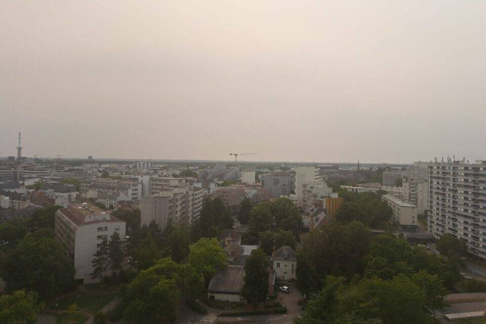 Ciel jaune-gris à Rennes après fumées