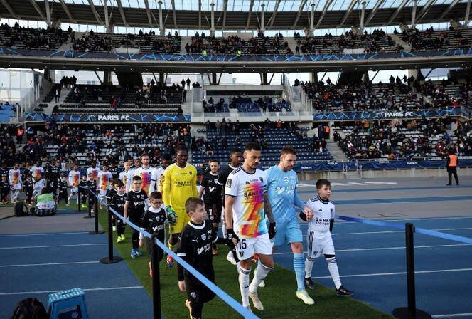 Joueurs du Paris FC entrant au stade Charléty