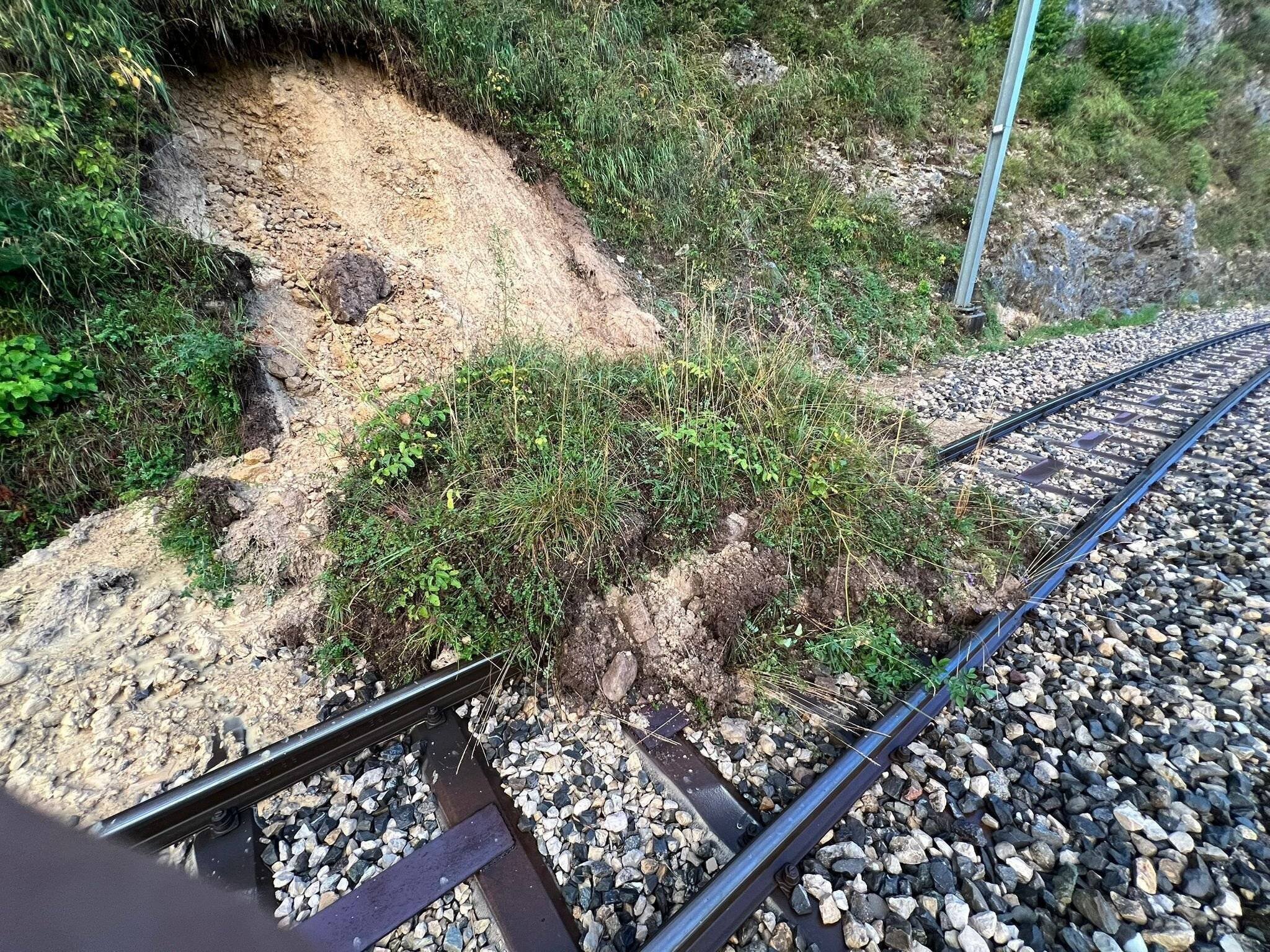 Glissement de terrain recouvrant voie ferrée