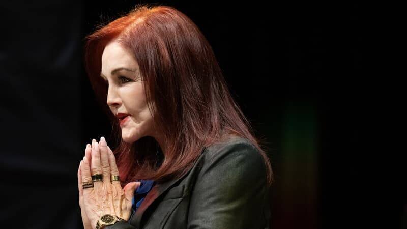 Priscilla Presley lors d'une conférence de presse