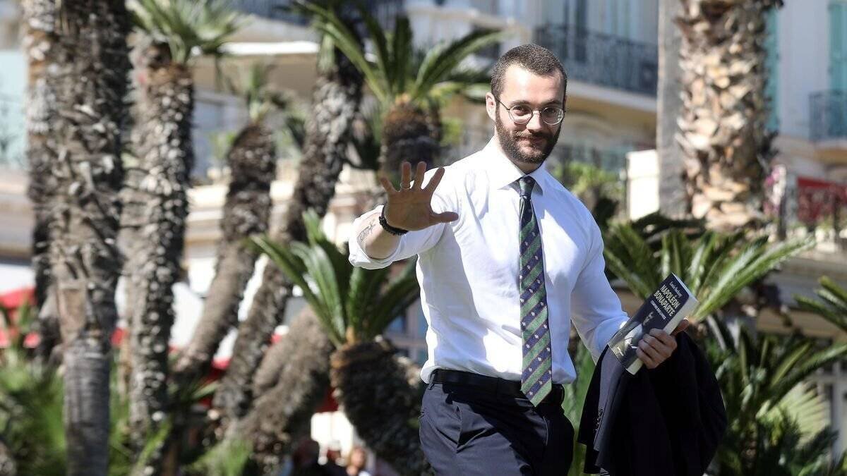 Louis Sarkozy dans une rue de Menton, mai 2025