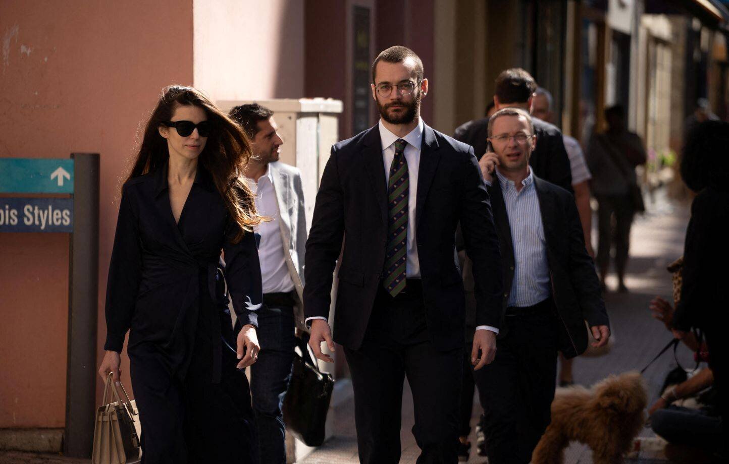 Louis Sarkozy dans une rue de Menton