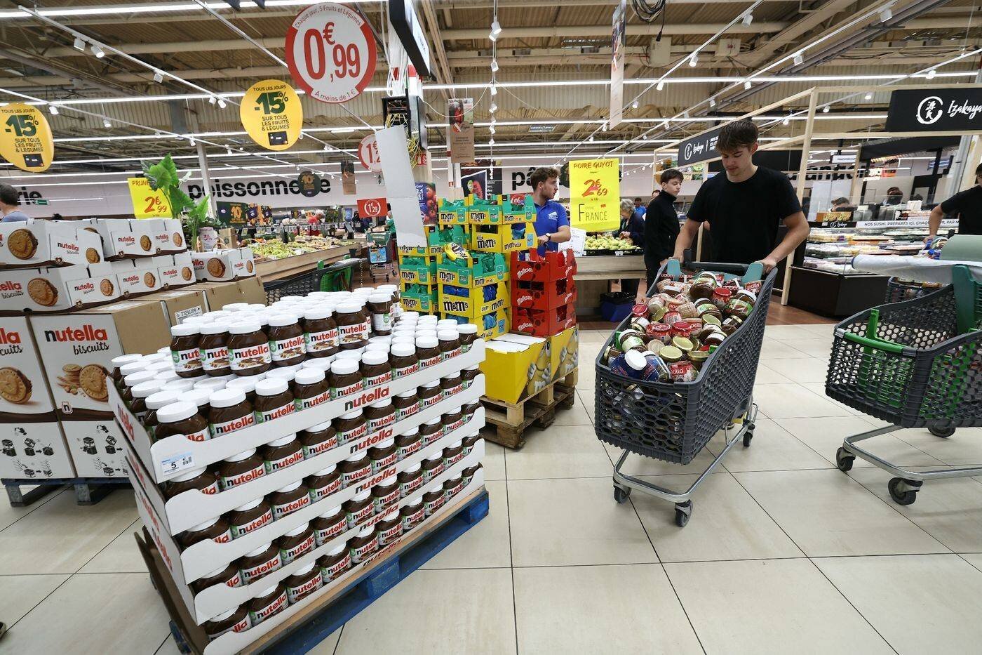 Des agriculteurs FDSEA et Jeunes Agriculteurs Bas-Rhin en magasin