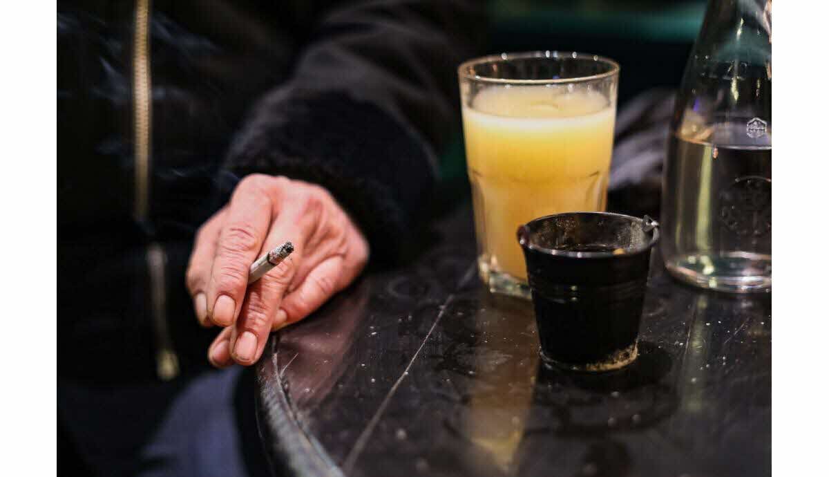 Terrasse sur plage illustrant le débat sur les espaces sans tabac