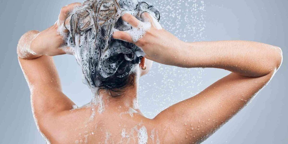 Cheveux et lavage: conseils d’experts dermatologiques