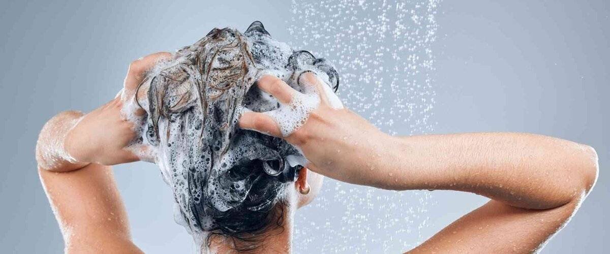 Conseils pratiques pour espacer les lavages cheveux