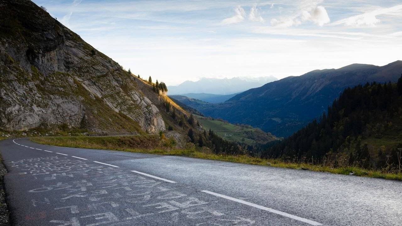 Route alpine après éboulement en Haute-Savoie