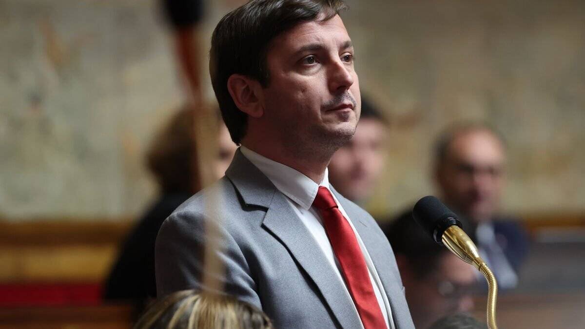 Philippe Court, préfet du Val-d’Oise, lors d’un échange