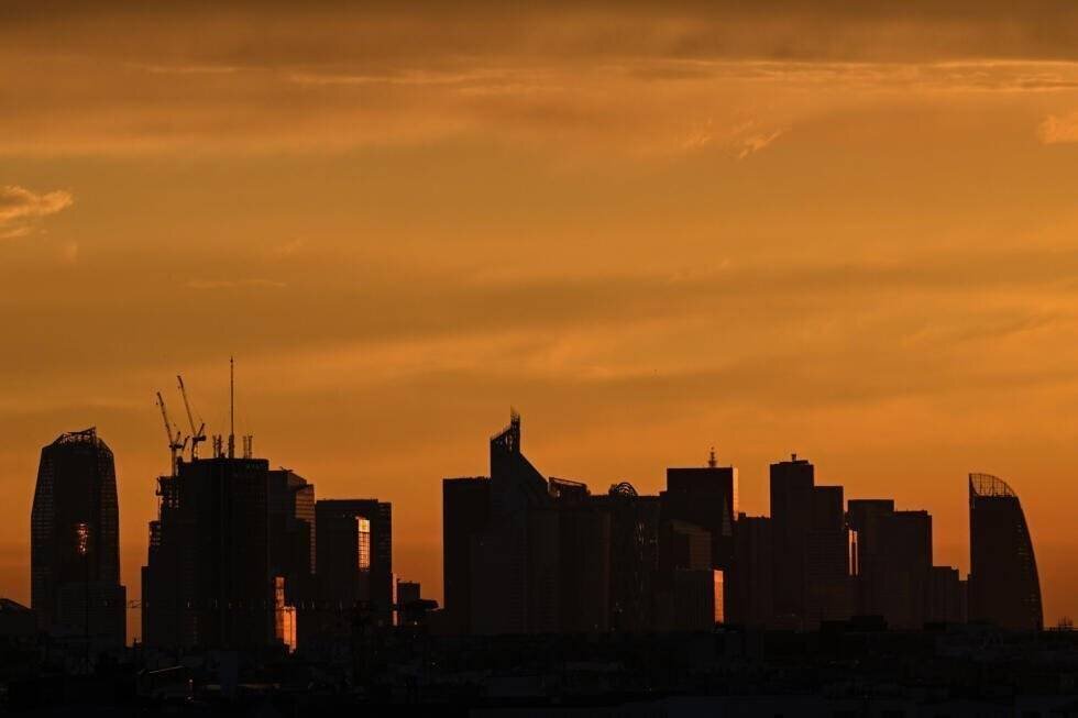 Quartier d'affaires La Défense au coucher du soleil