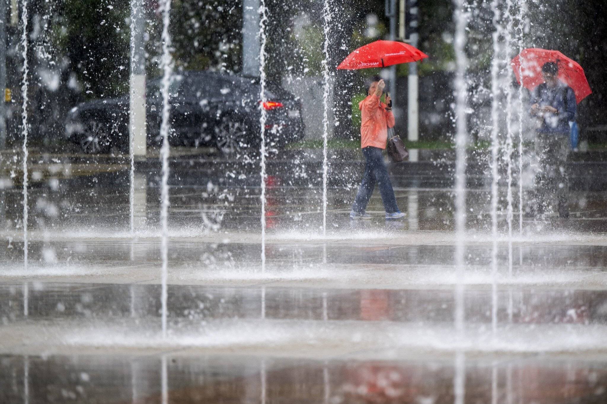 Touristes sous la pluie à Genève