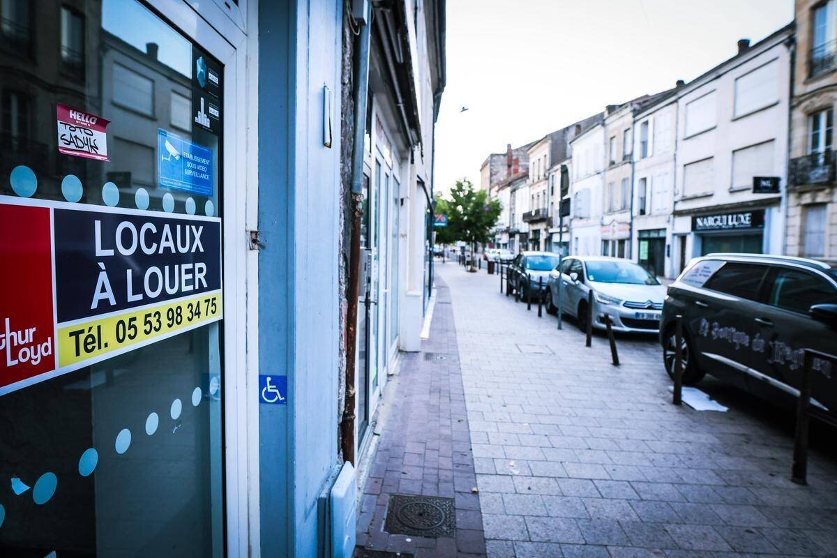 Vitrine vide et rez-de-chaussée transformé à Agen