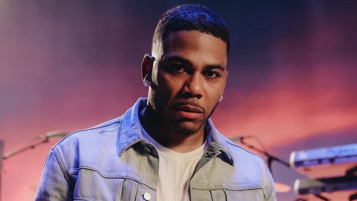 Nelly porte une veste en jean