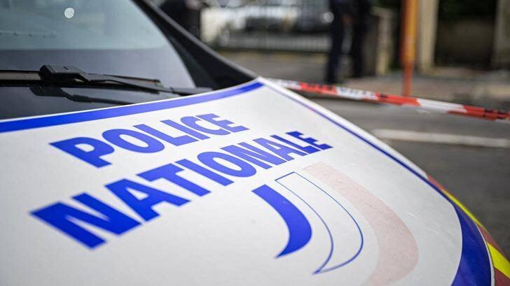 Balcon avec drapeau tricolore et signe SS