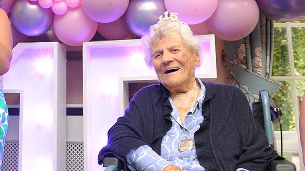 Ethel Caterham dans sa maison de retraite en Surrey