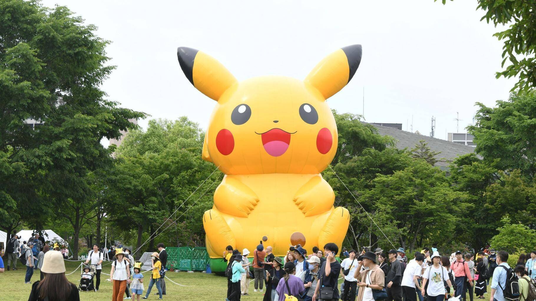 Images montrant des cartes Pokémon et des menus McDonald’s