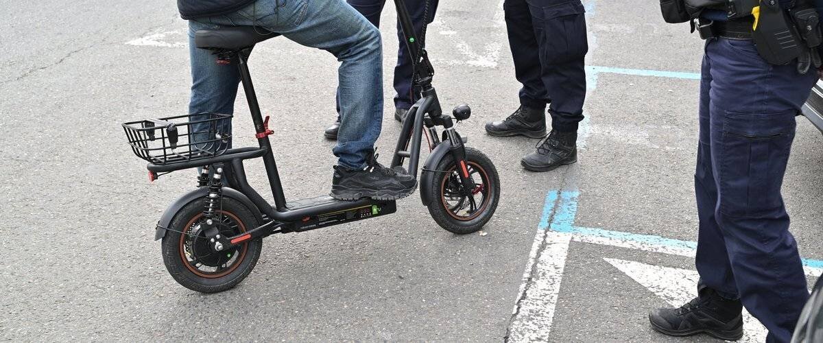 Jeune homme en trottinette lors d'un contrôle à Villeurbanne