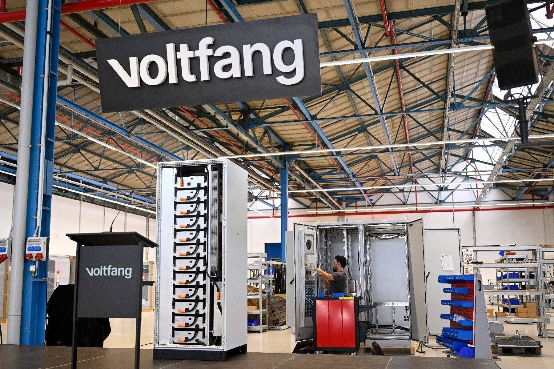 Intérieur d'une usine Voltfang en test de batteries usagées