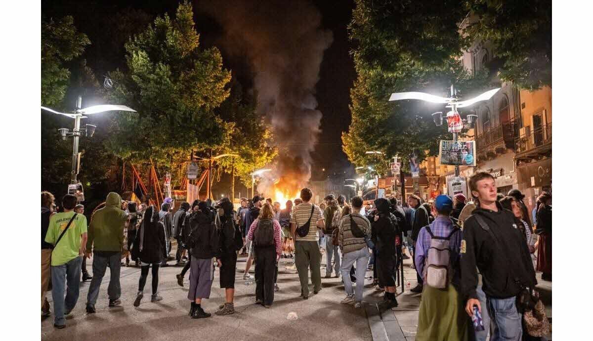 Heurts au festival de théâtre de rue à Aurillac