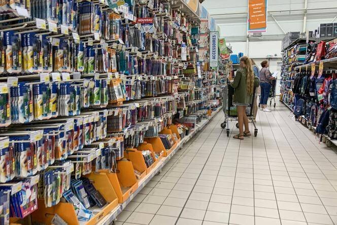 Rayon de fournitures scolaires dans un supermarché de Lille