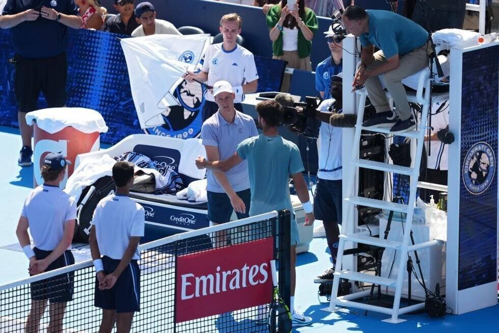 Jannik Sinner abandonnant en finale