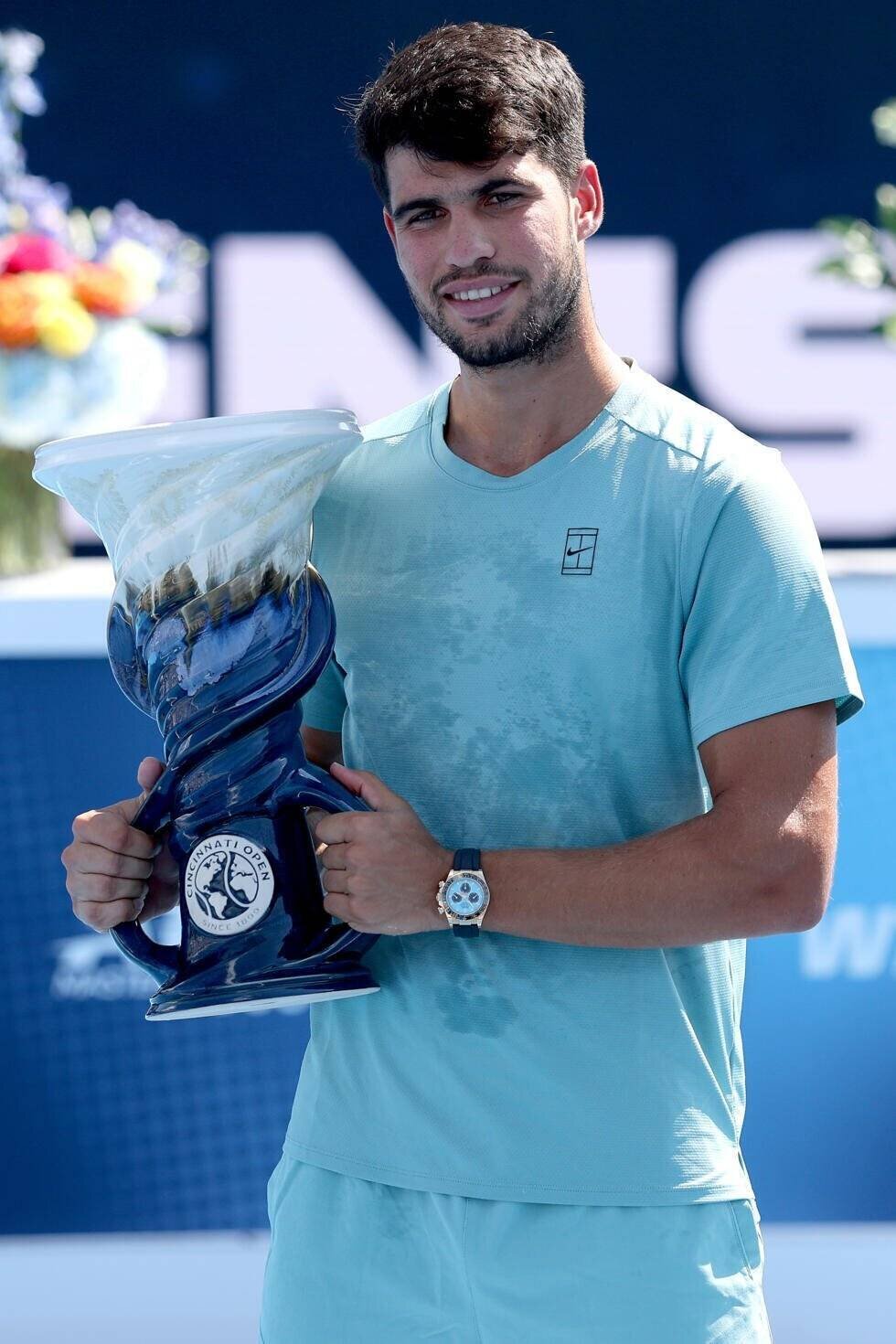 Carlos Alcaraz célébrant son titre