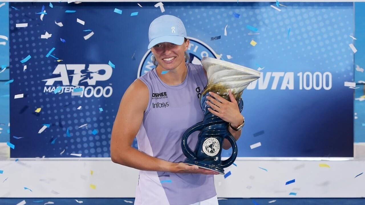 Iga Swiatek célébrant son titre à Cincinnati