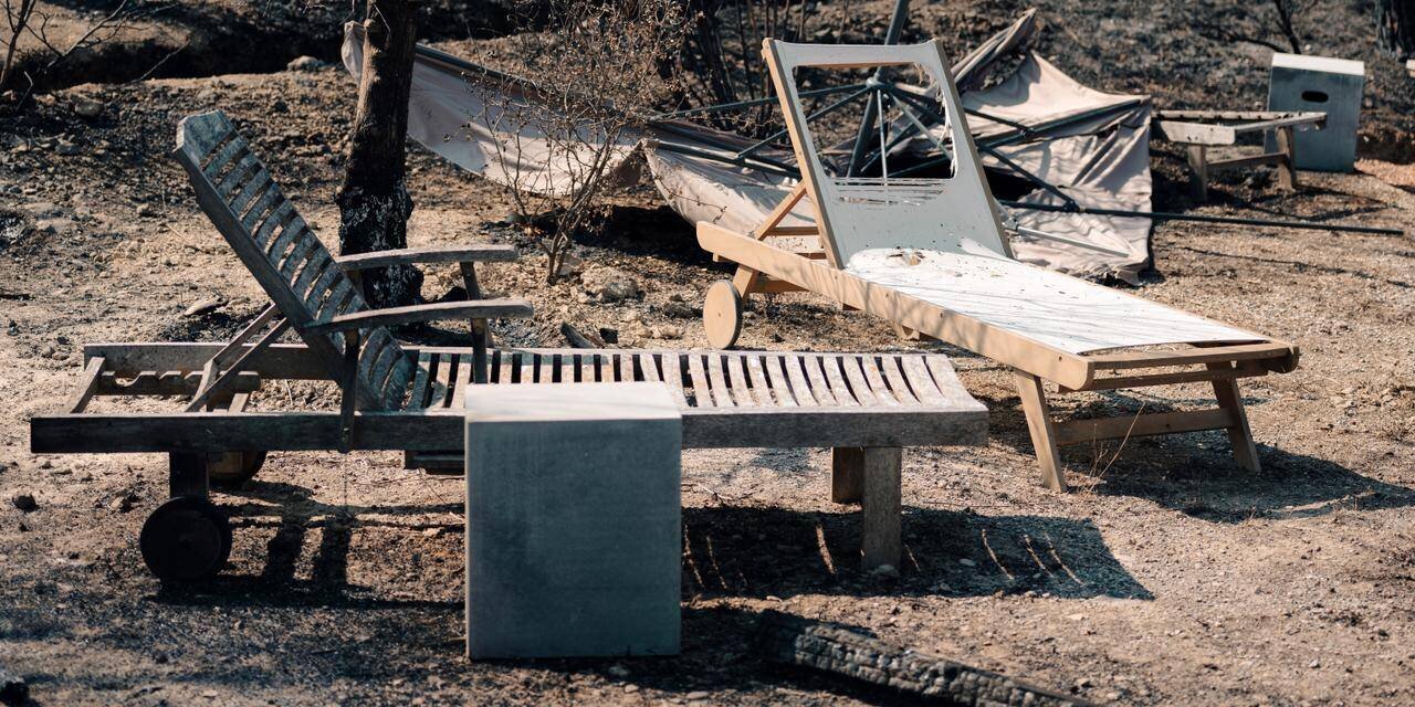 Ruines et fumée après l'incendie dans les Corbières