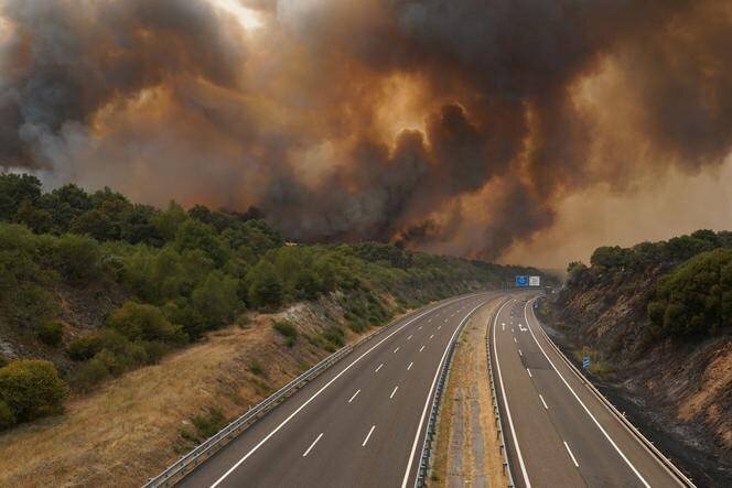 Feu près d'une autoroute à A Gudina en Espagne