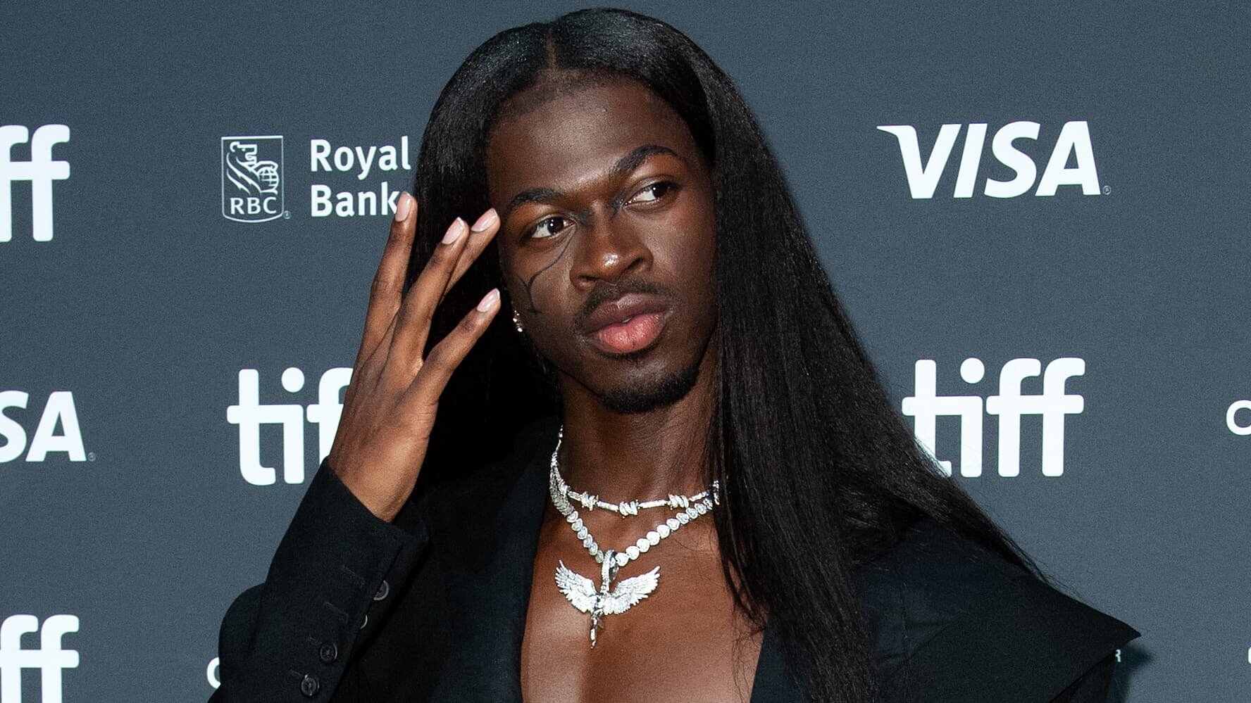 Lil Nas X à Los Angeles en slip et santiags