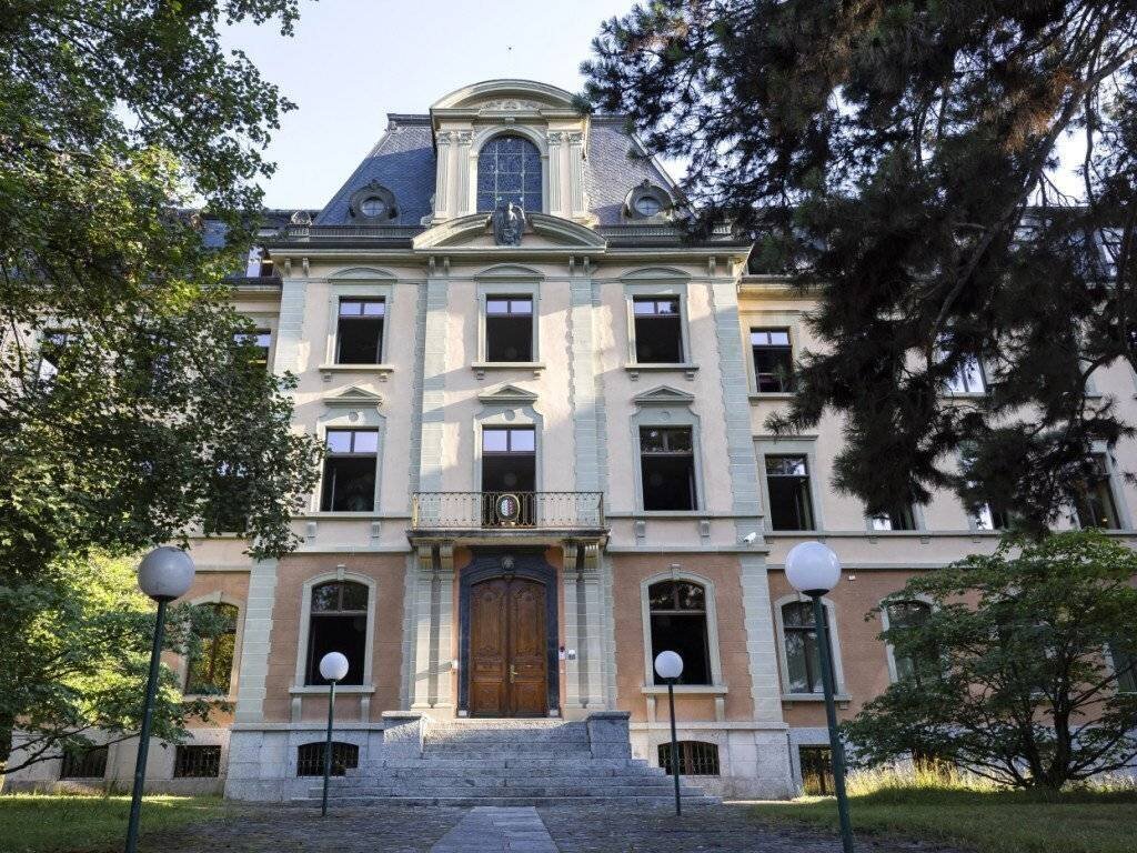 Façade du Tribunal de Sion entourée d'arbres