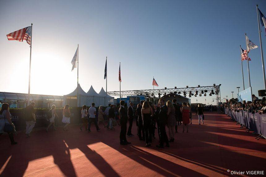 Tapis rouge et public à Deauville