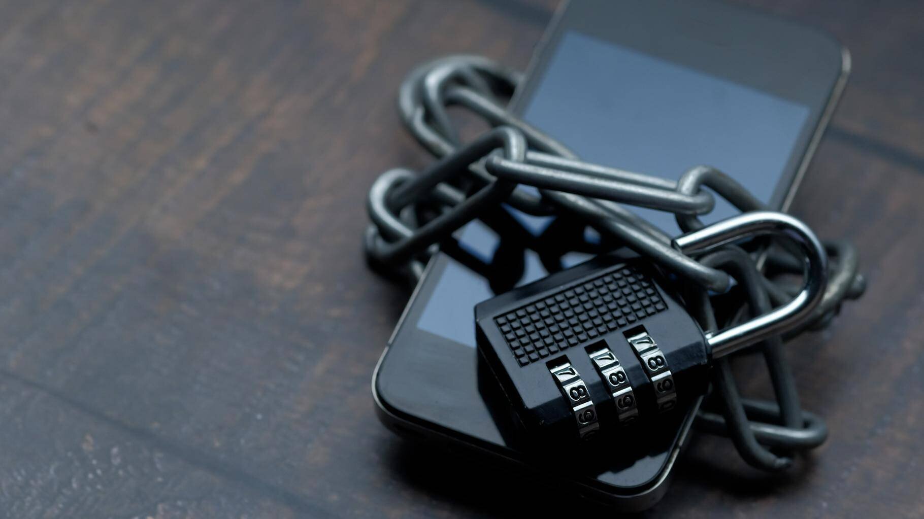 Jeune adulte japonais regardant son smartphone