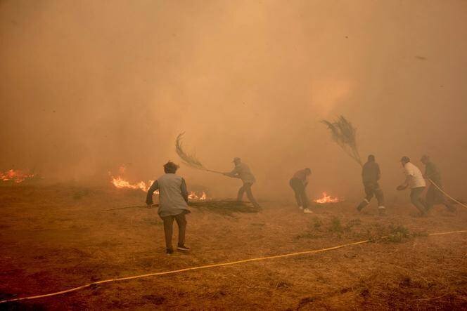 Habitants luttant contre un incendie près d'Orense