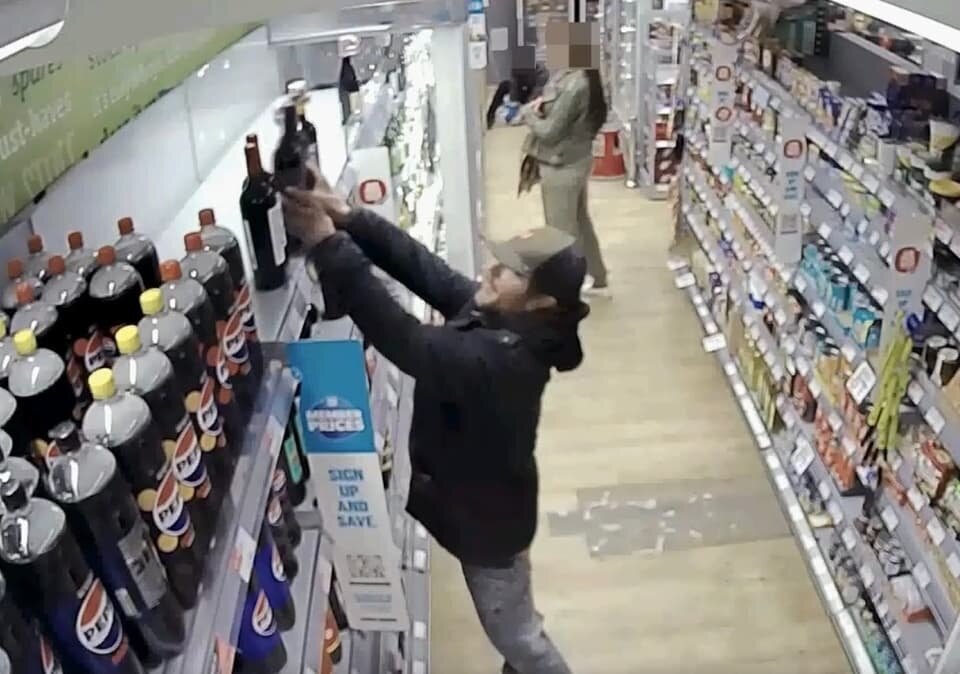 Patrouille de police près d'une artère commerçante